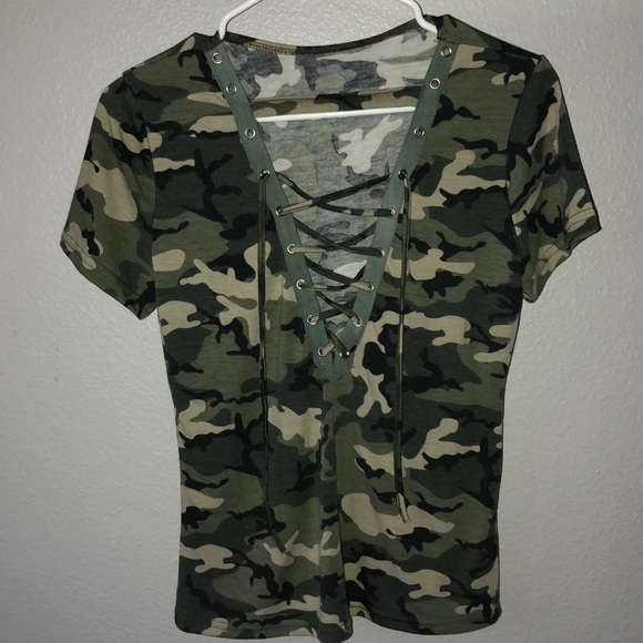 Tops - Camo deep V